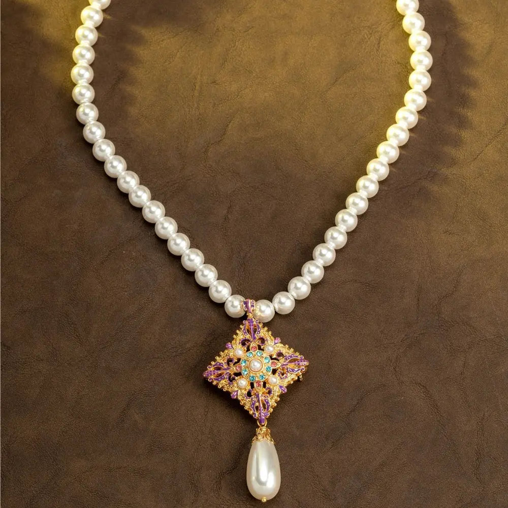Parure collier et boucles d'oreilles nœud papillon, perles et pierres violettes de luxe
