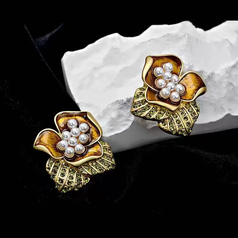 Bague médiévale en or ornée de diamants verts et de feuilles d'or