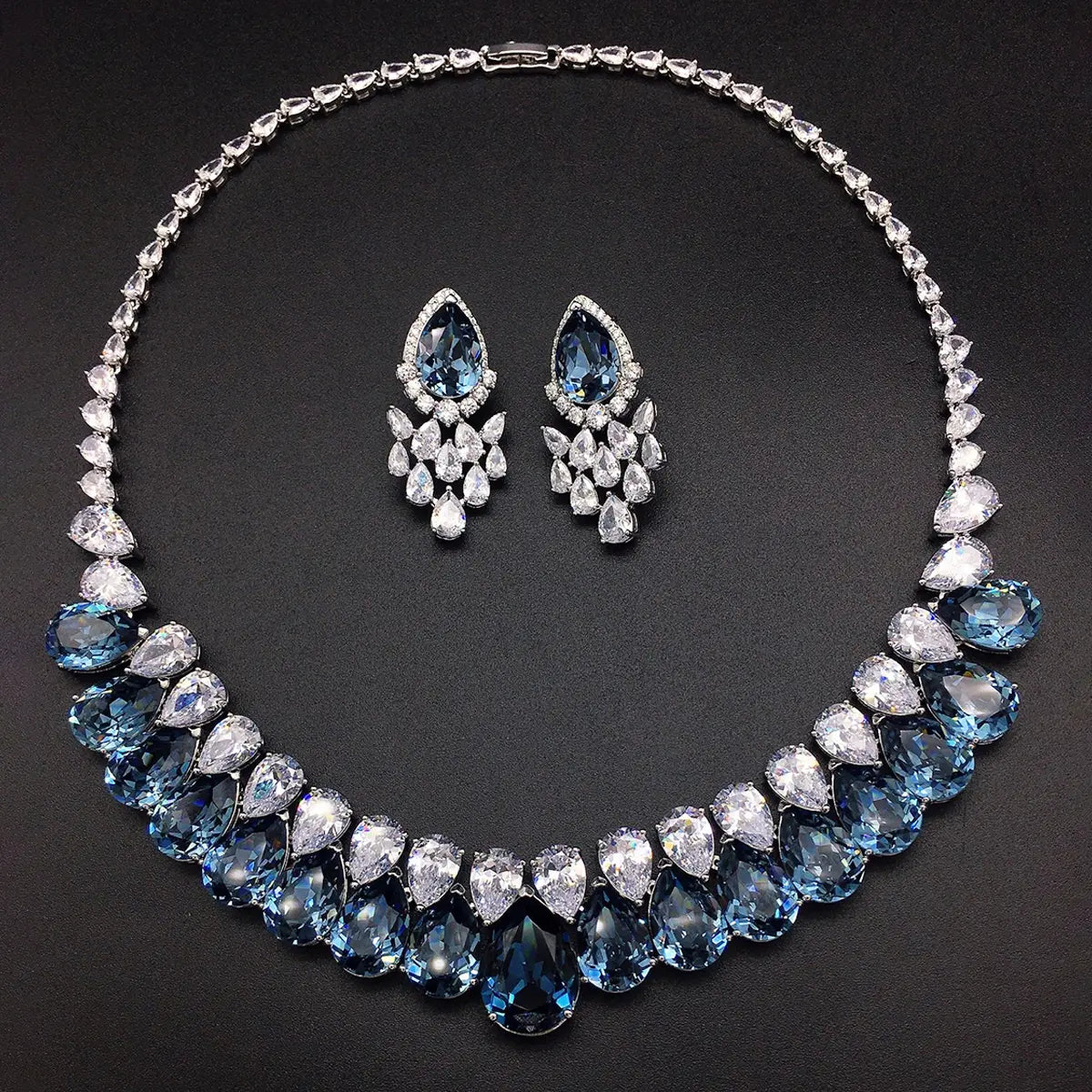 Parure de bijoux en cristal goutte d'eau saphir de luxe – Collier plastron et boucles d'oreilles