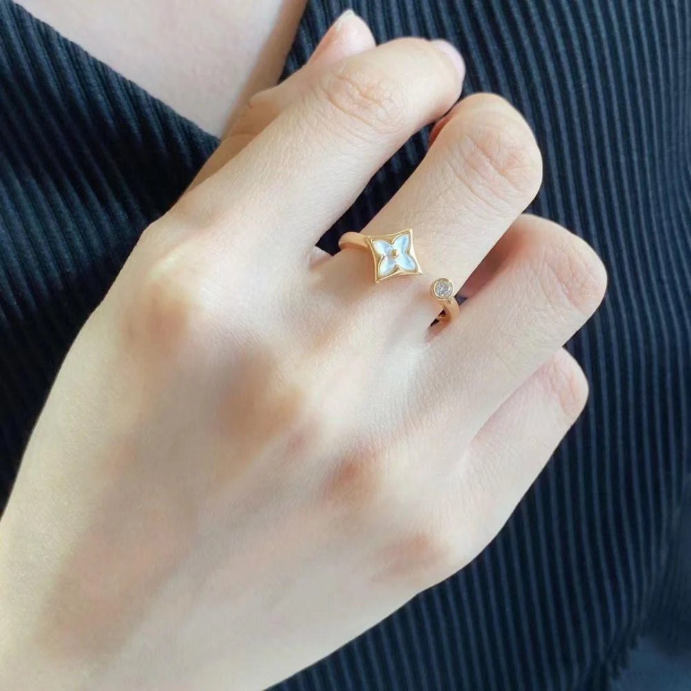 Fashion Clover White Fritillaria Open Ring