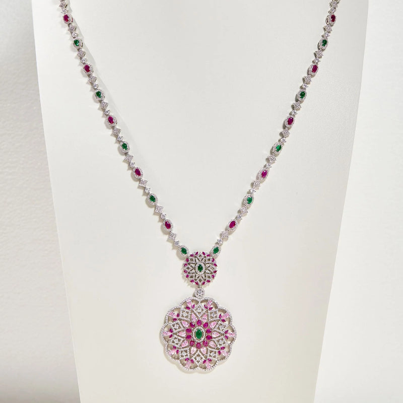 Fashionable flower wreath hollowed out diamond necklace