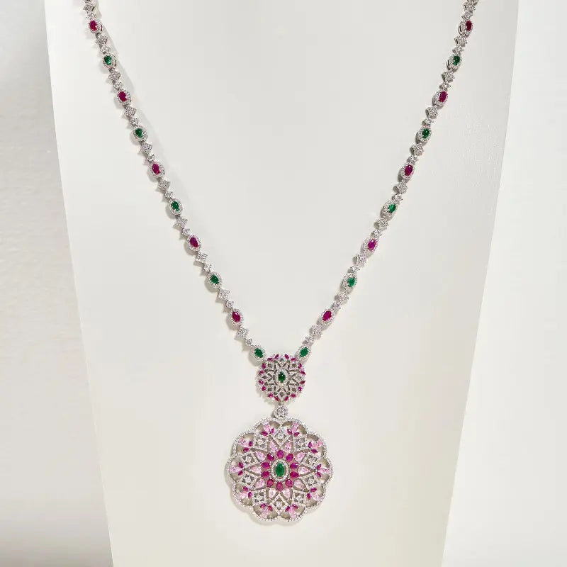 Collier diamant ajouré motif couronne de fleurs tendance