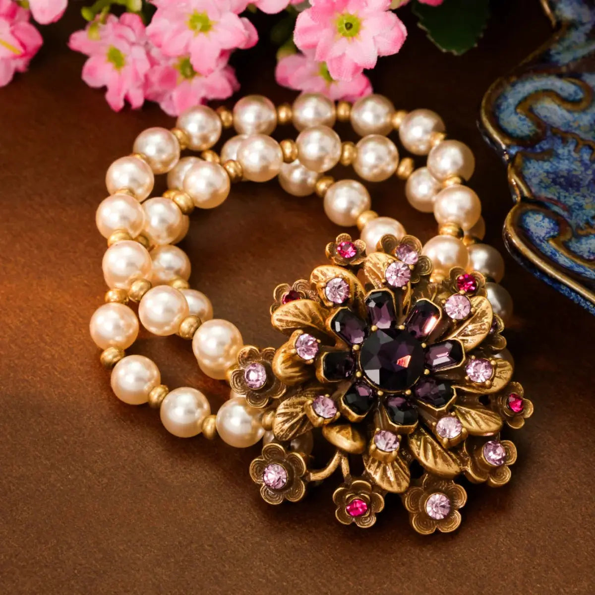 Élégant collier de perles multicouche avec motif floral en cristal