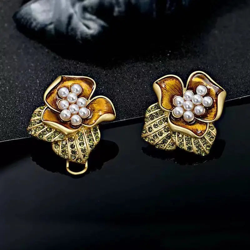 Bague médiévale en or ornée de diamants verts et de feuilles d'or