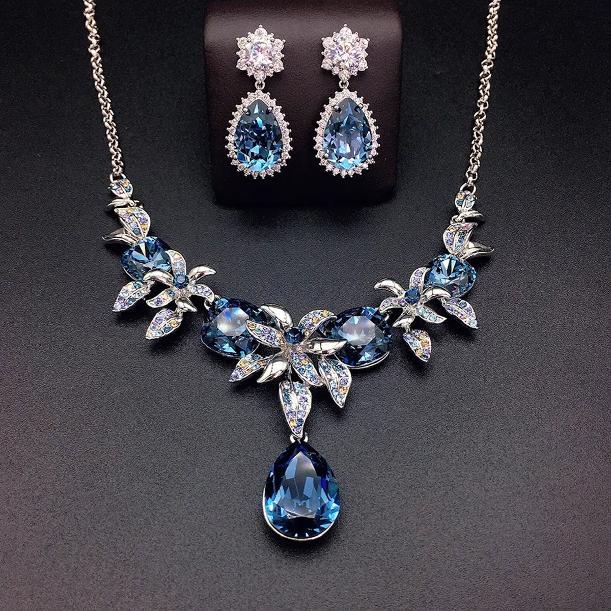 Parure collier et boucles d'oreilles fleur en cristal bleu de luxe
