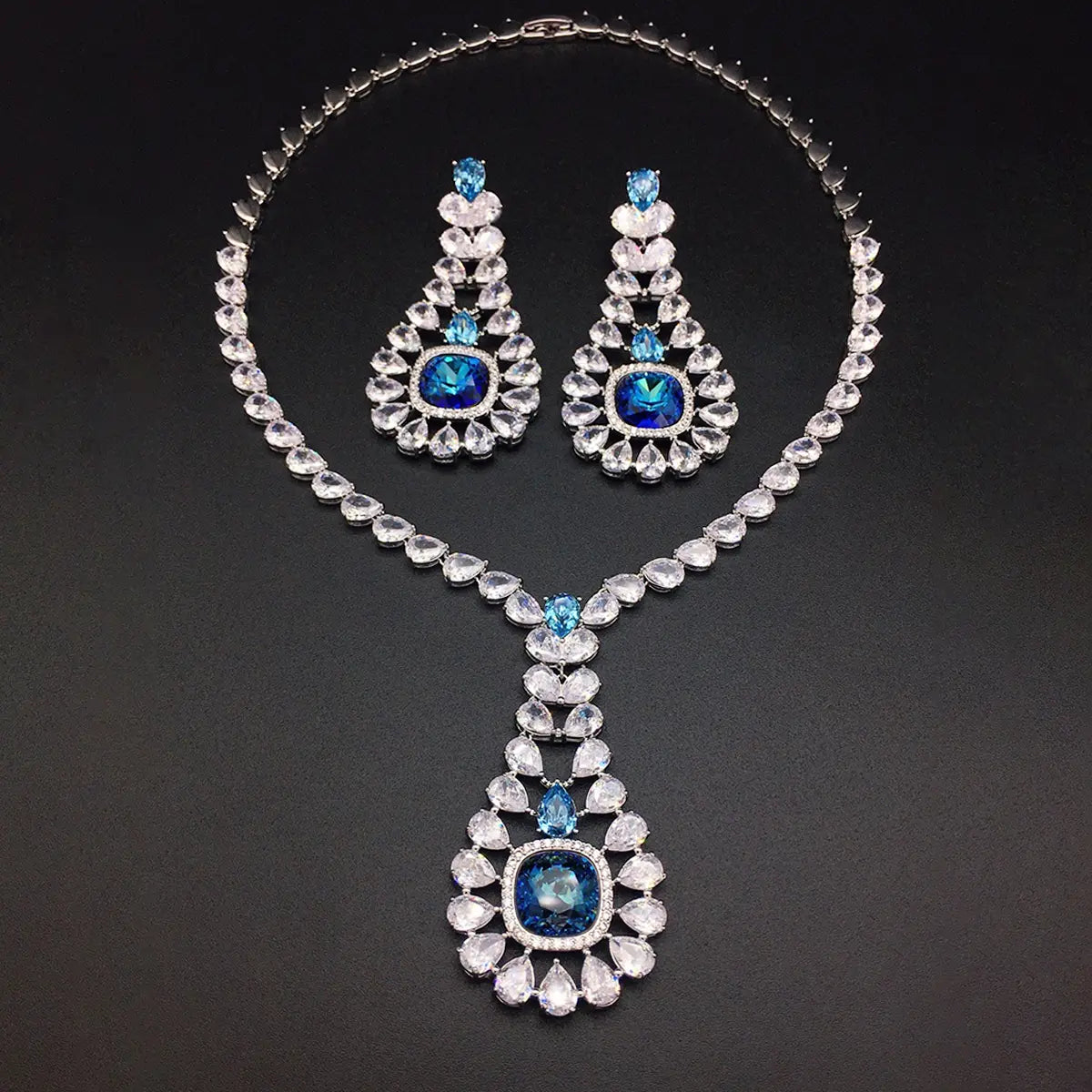 Parure collier et boucles d'oreilles en cristal saphir bleu de luxe