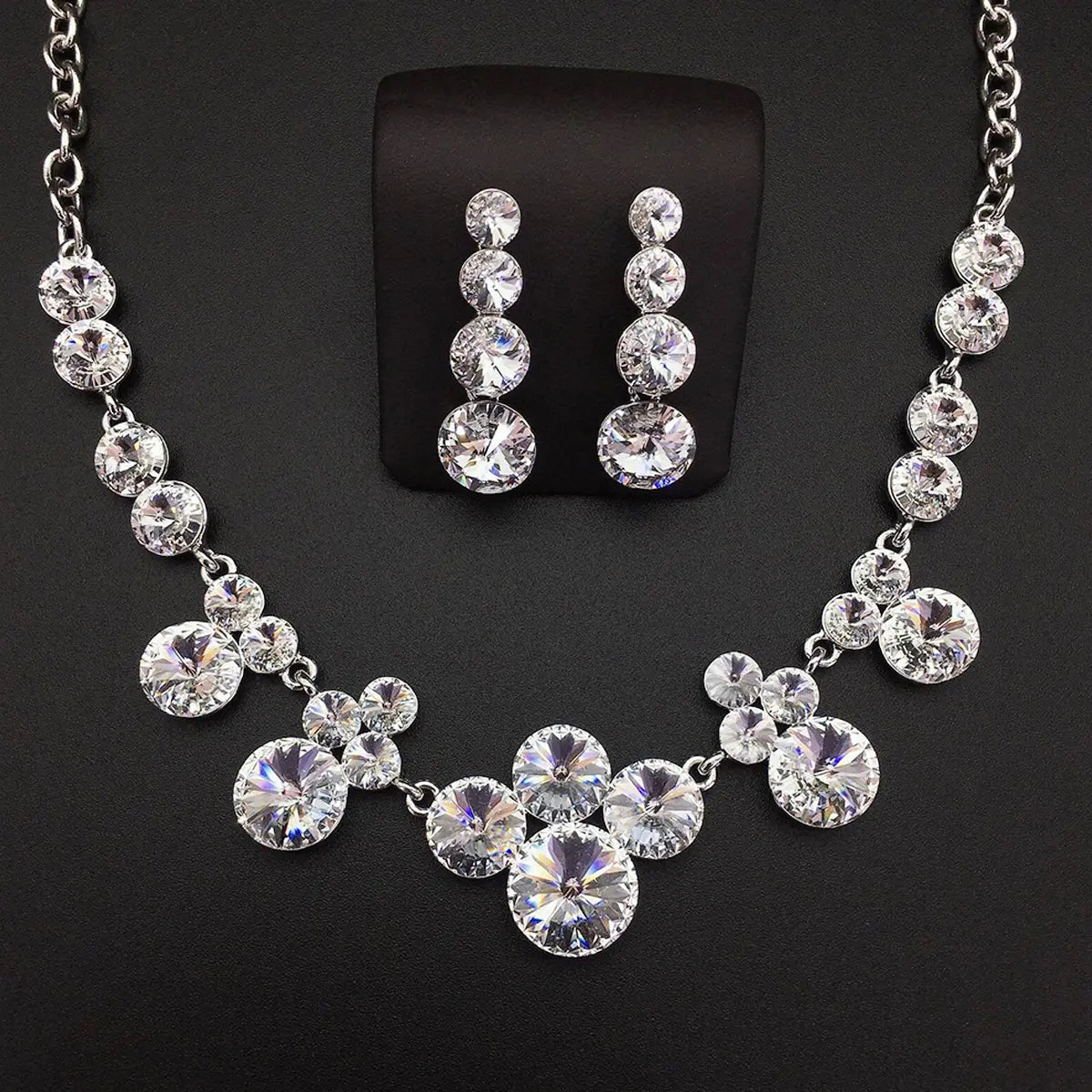 Ensemble de bijoux collier et boucles d'oreilles ronds en cristal bleu de luxe