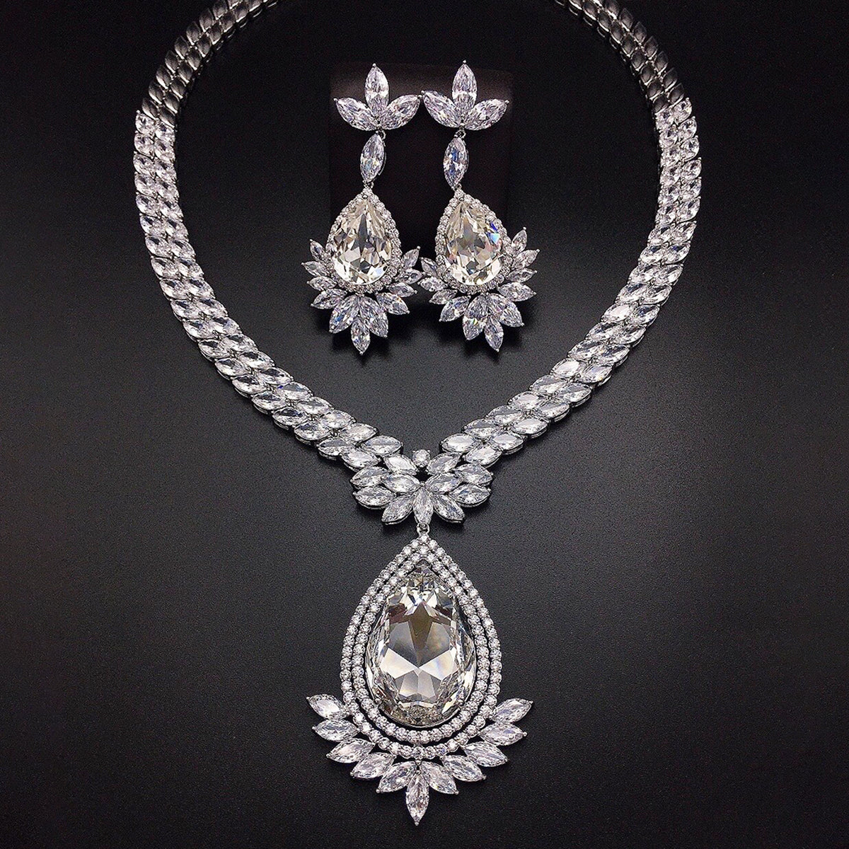 Parure Collier et Boucles d'Oreilles Cristal Vert Émeraude Royal