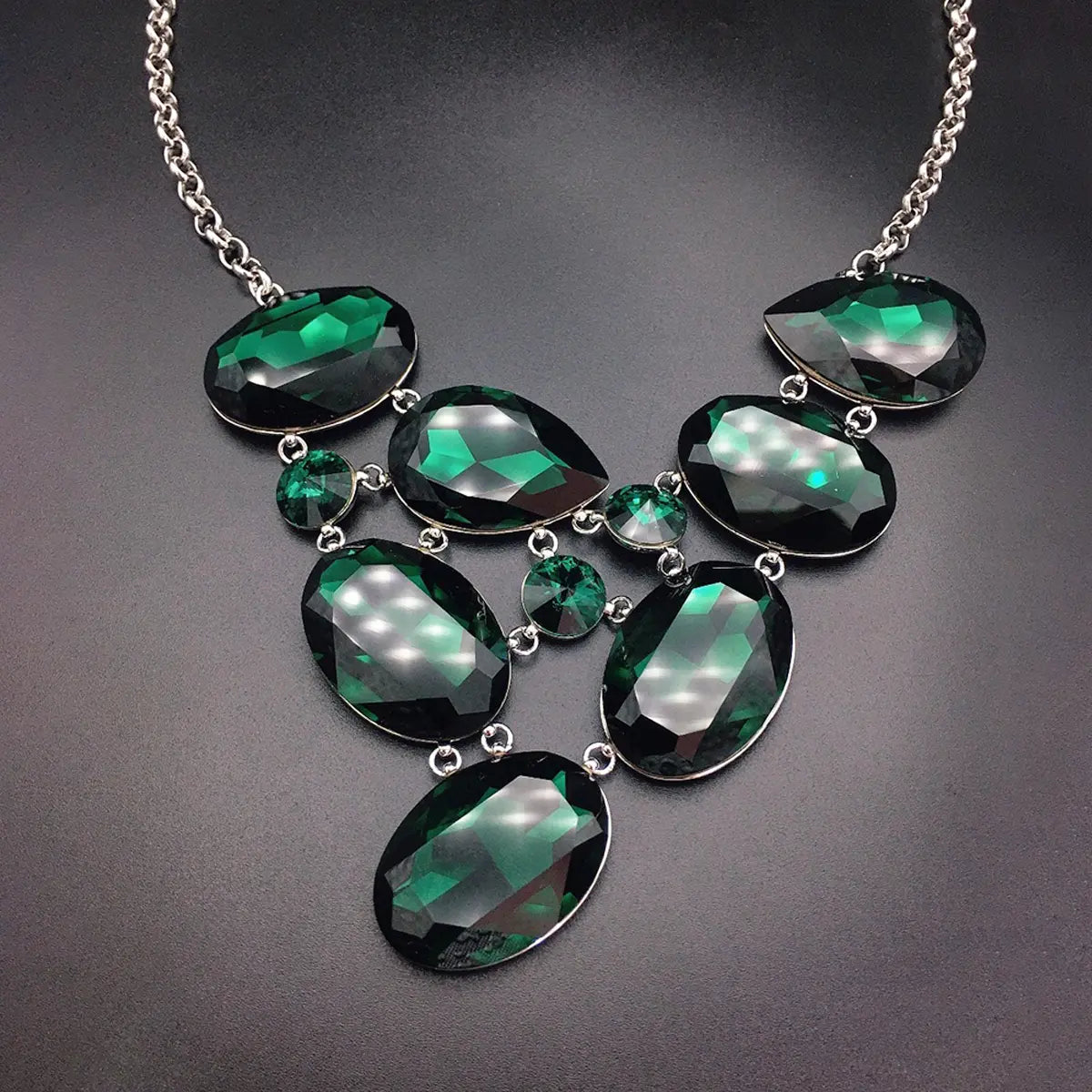Élégant Collier en Cristal Facetté Vert Émeraude – Bijou Style Vintage