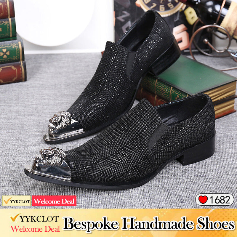 Scarpe eleganti da uomo in filo di metallo dorato con punta affilata