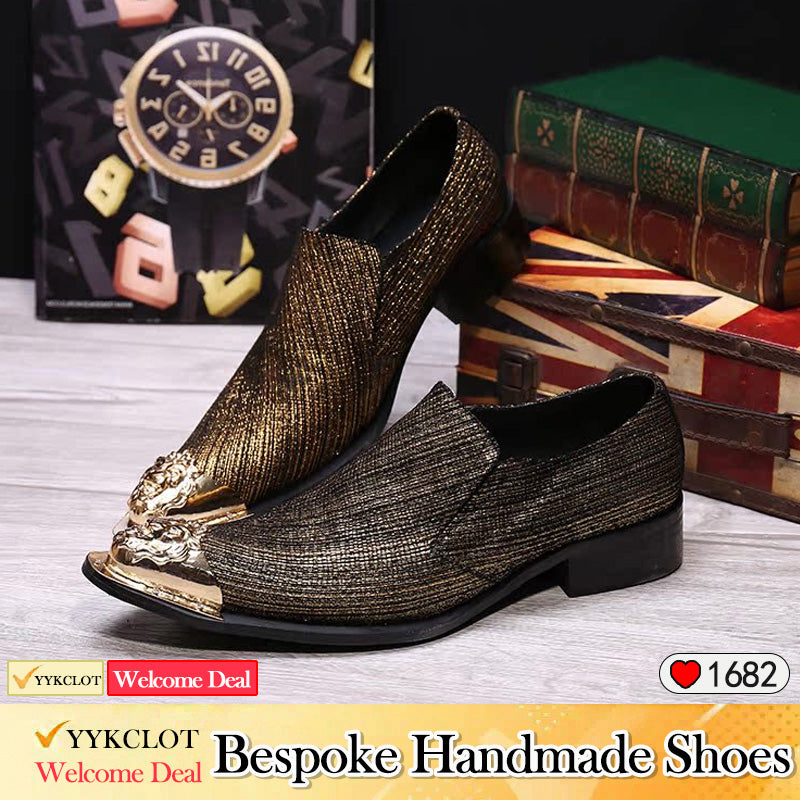 Scarpe eleganti da uomo in filo di metallo dorato con punta affilata