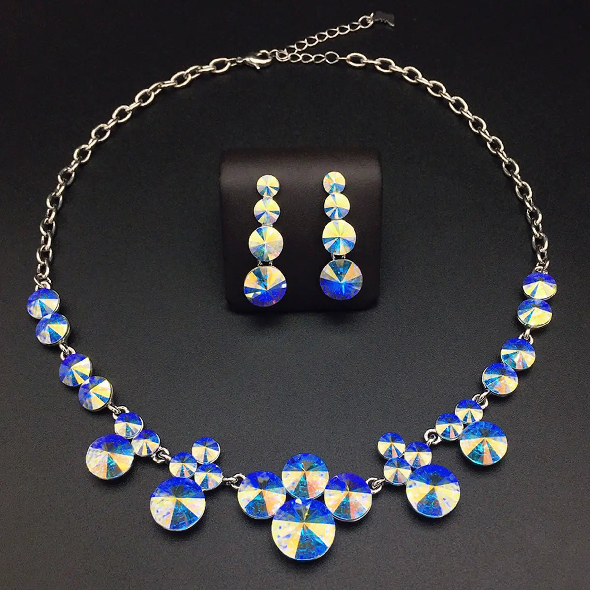 Ensemble de bijoux collier et boucles d'oreilles ronds en cristal bleu de luxe