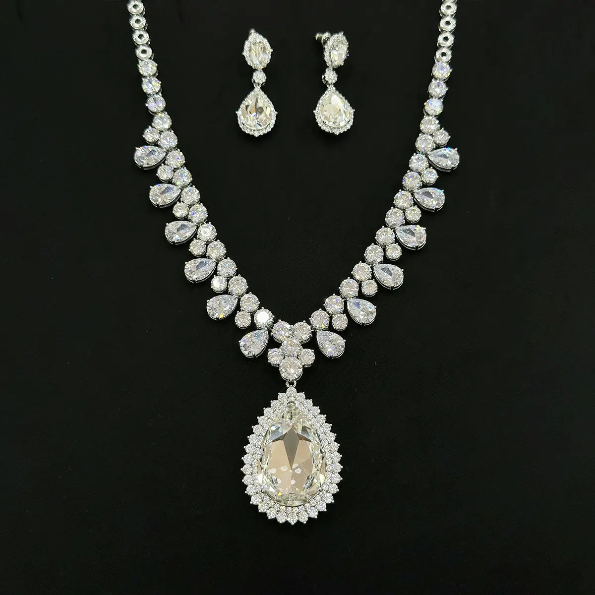 Ensemble de bijoux collier et boucles d'oreilles de luxe en cristal violet en forme de goutte