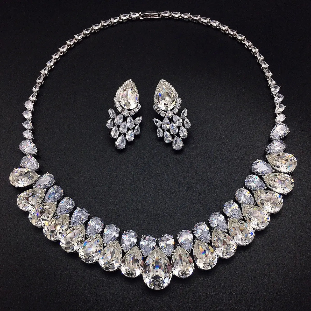 Parure de bijoux en cristal goutte d'eau saphir de luxe – Collier plastron et boucles d'oreilles