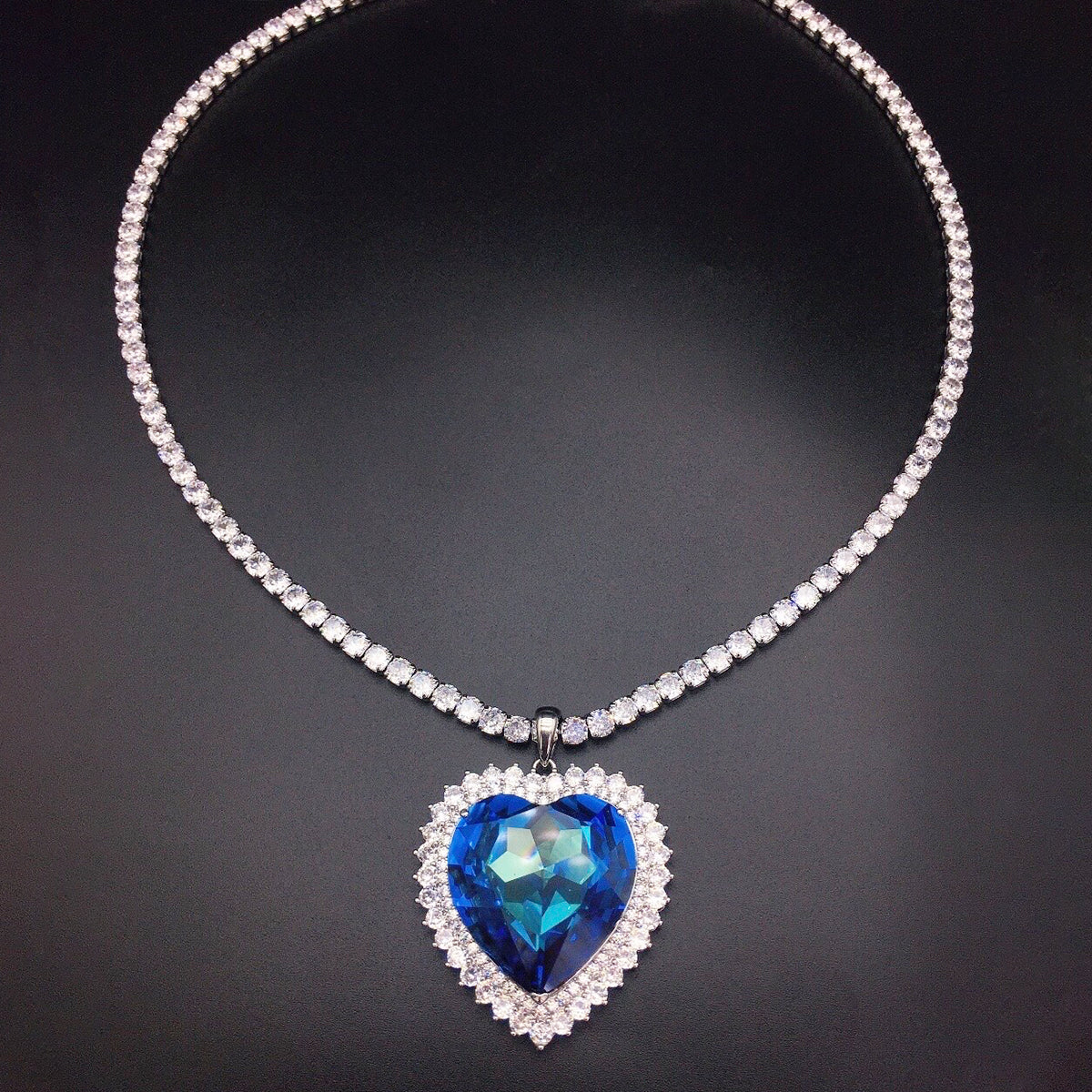 Luxury Aurora Heart Crystal Pendant Necklace – Elegant Statement Jewelry