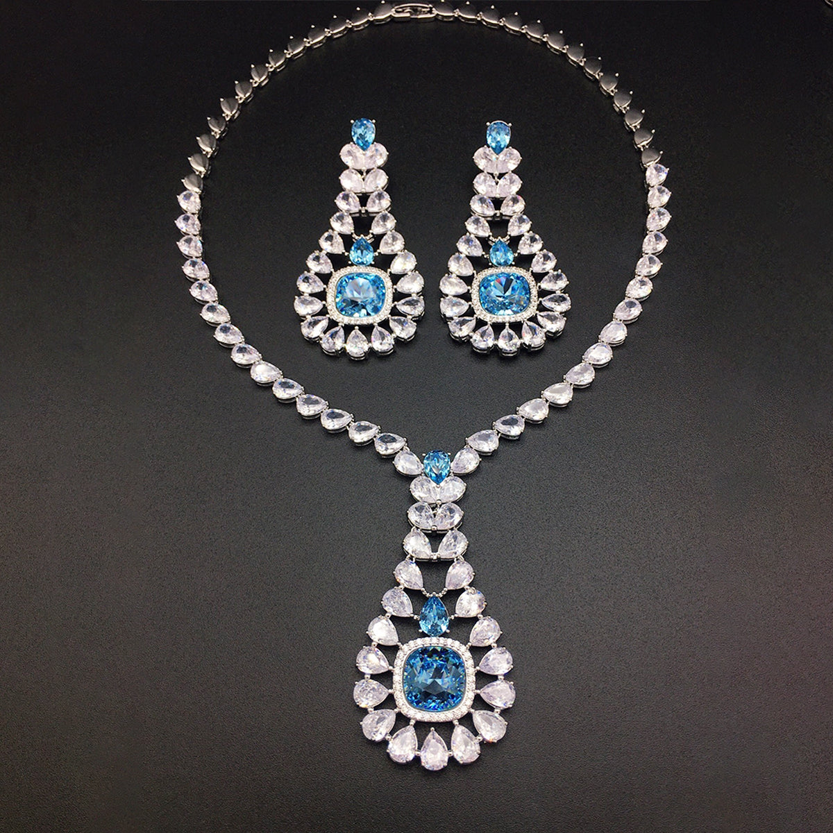 Parure collier et boucles d'oreilles en cristal saphir bleu de luxe