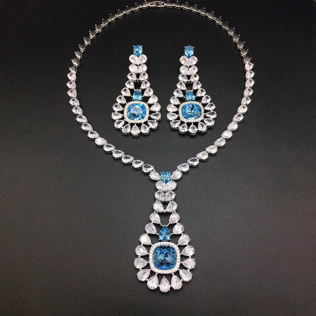 Parure collier et boucles d'oreilles en cristal saphir bleu de luxe