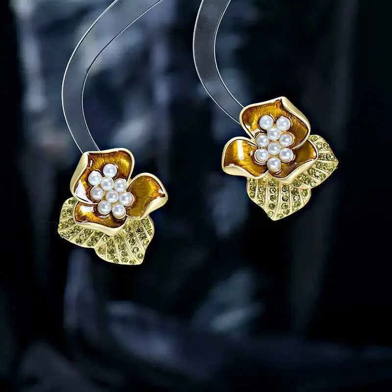 Bague médiévale en or ornée de diamants verts et de feuilles d'or
