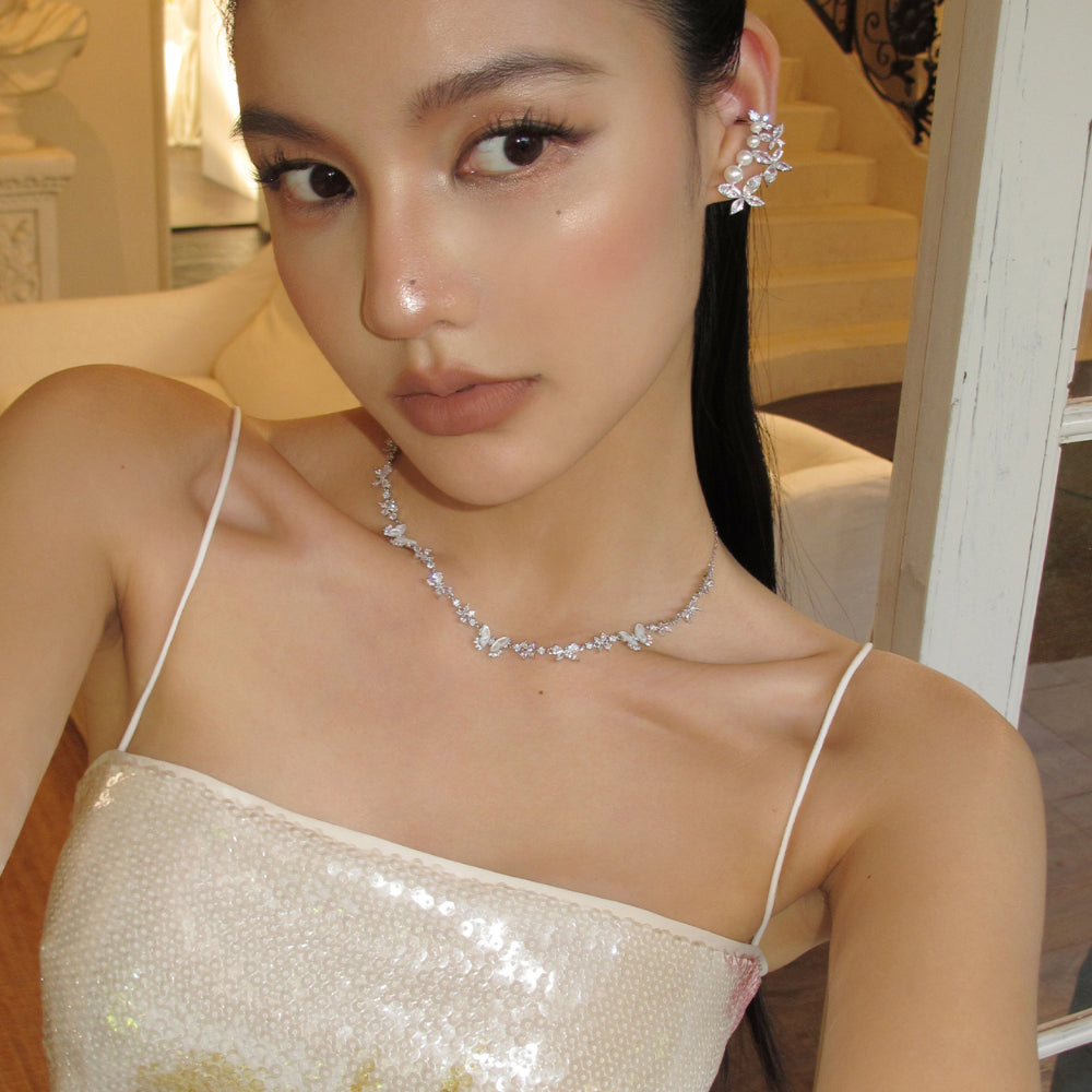 Fashionable white shell butterfly diamond necklace