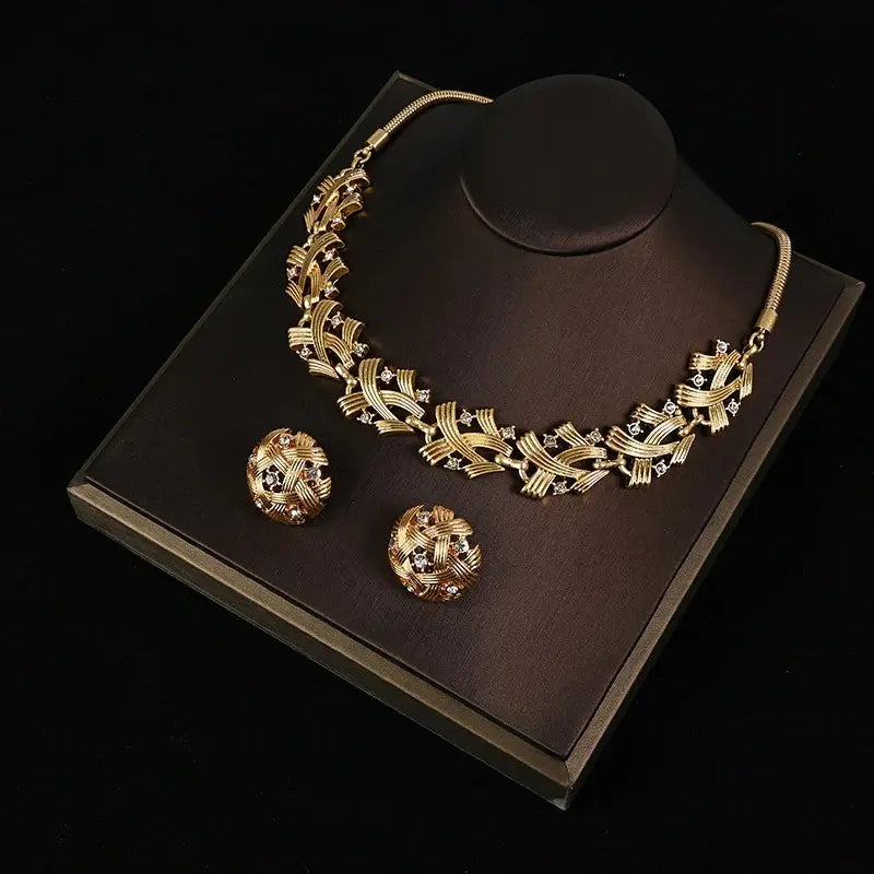 Ensemble collier et boucles d'oreilles de luxe léger avec incrustations géométriques et diamants tchèques