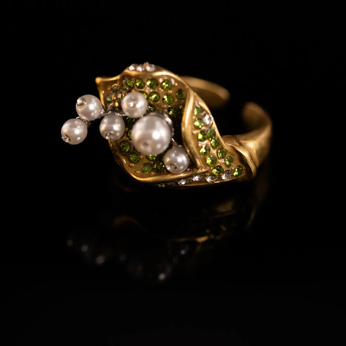 Bague médiévale en or ornée de diamants verts et de feuilles d'or