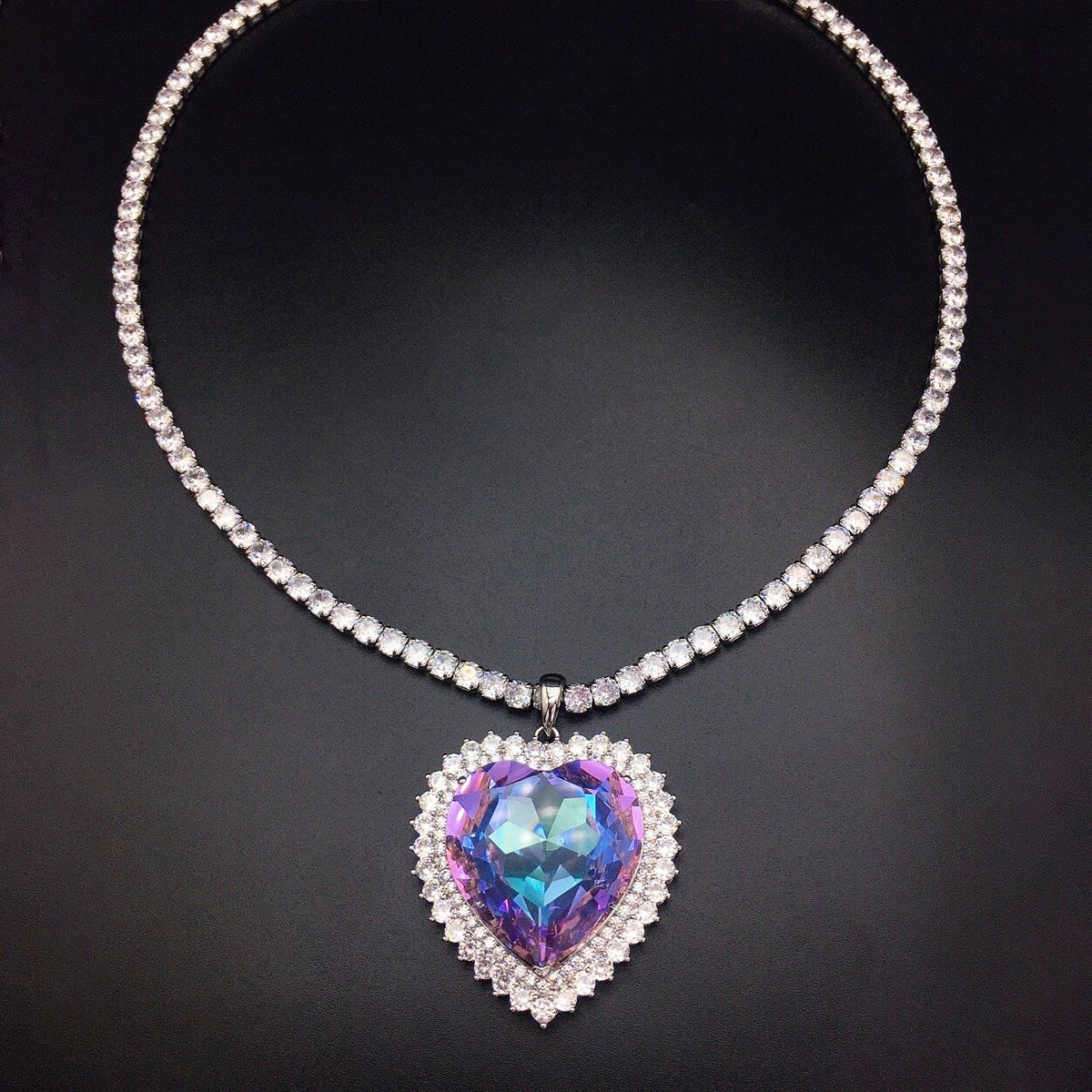 Luxury Aurora Heart Crystal Pendant Necklace – Elegant Statement Jewelry