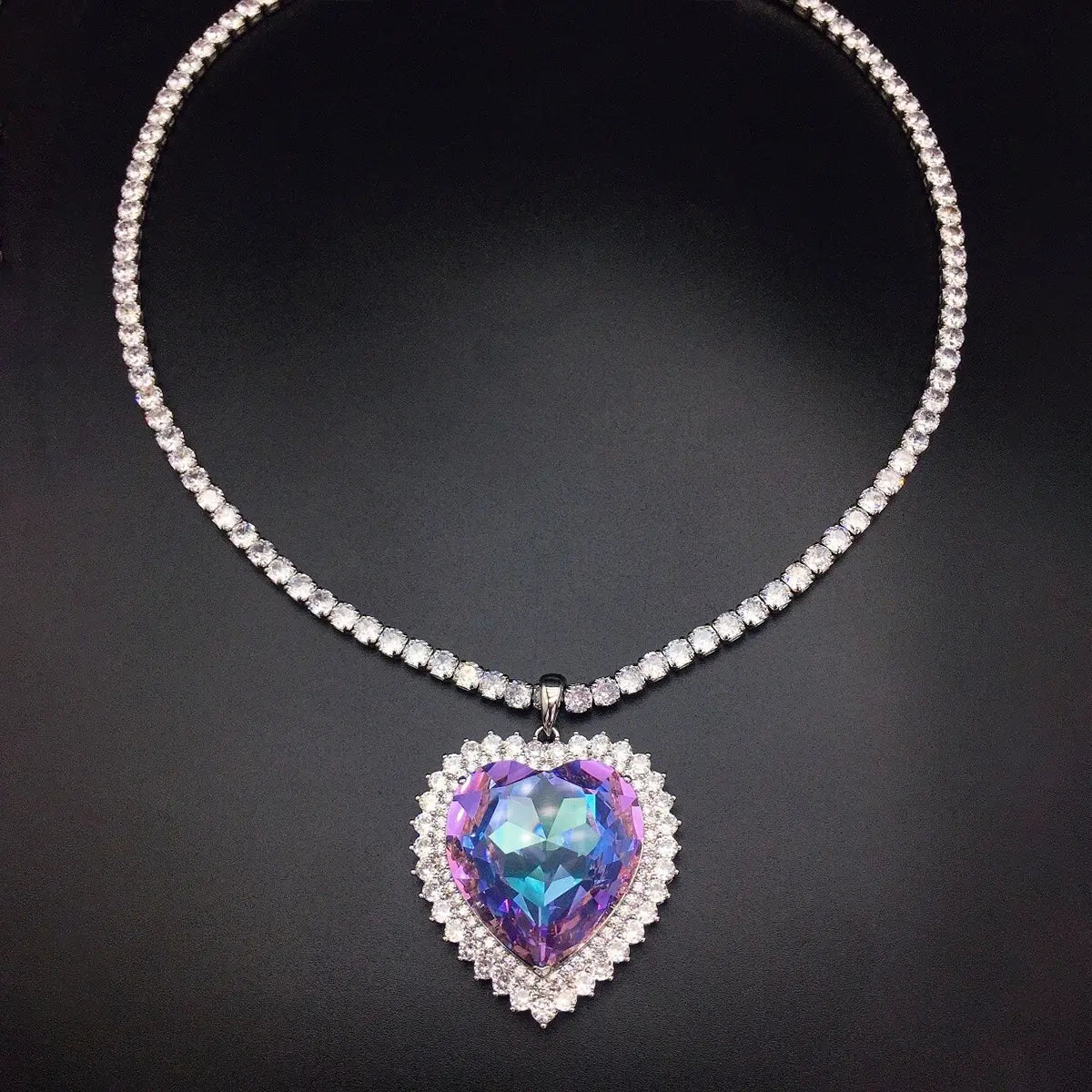 Collier avec Pendentif Cœur en Cristal Aurore Luxe – Bijou Élégant et Tendance