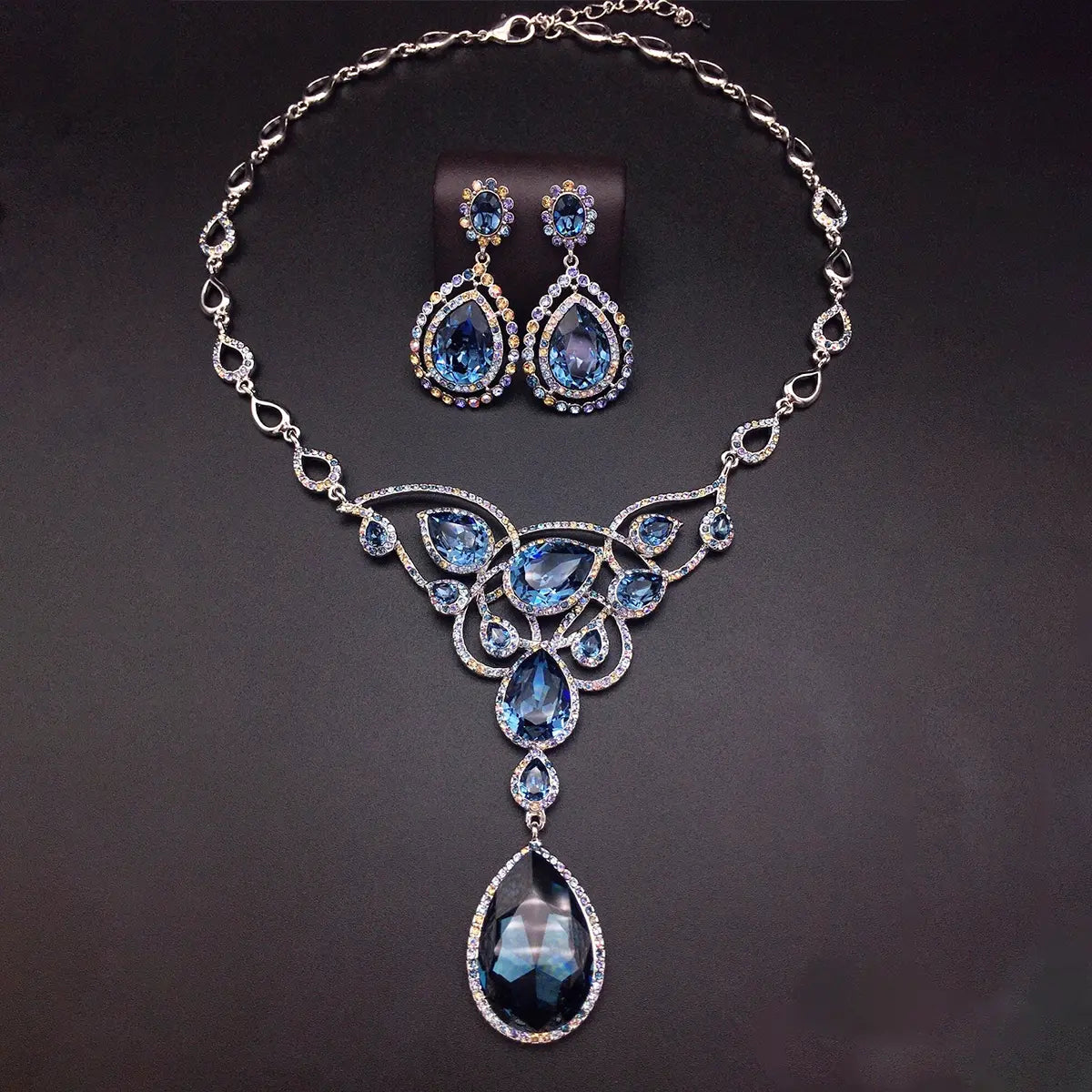 Parure Collier et Boucles d'Oreilles Élégante en Filigrane et Cristal de Saphir