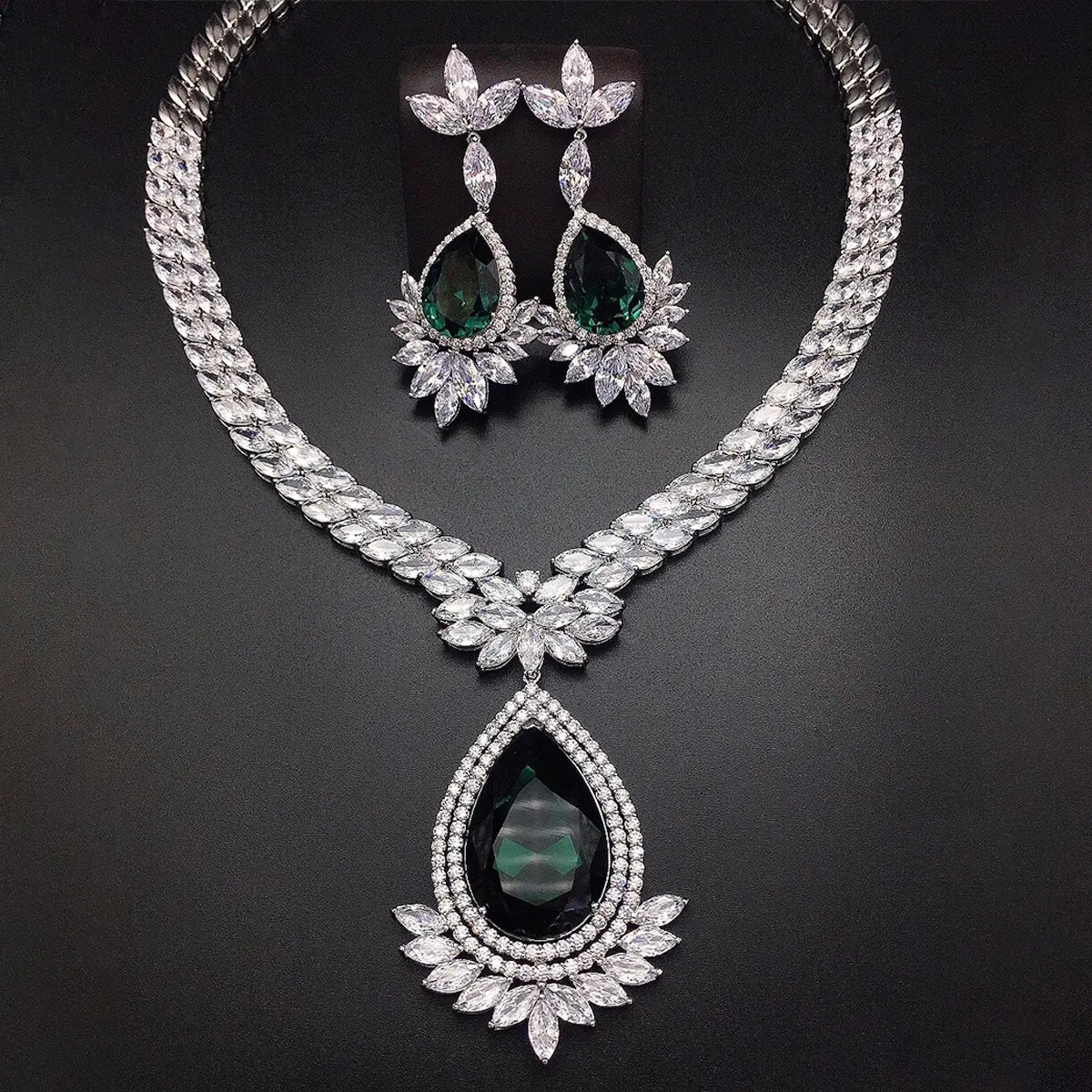 Parure Collier et Boucles d'Oreilles Cristal Vert Émeraude Royal