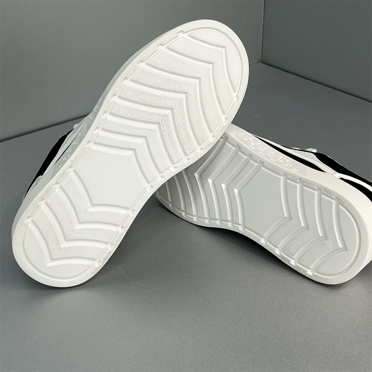 Summer comfortable and lightweight flat casual shoes Running shoes and sports shoes for men sneakers