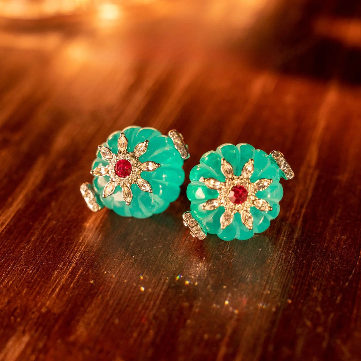 Ensemble trois pièces au design original, entièrement serti de diamants