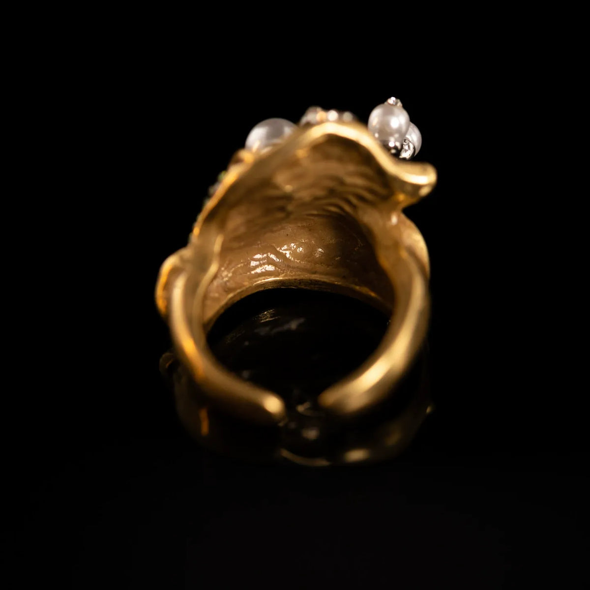 Bague médiévale en or ornée de diamants verts et de feuilles d'or