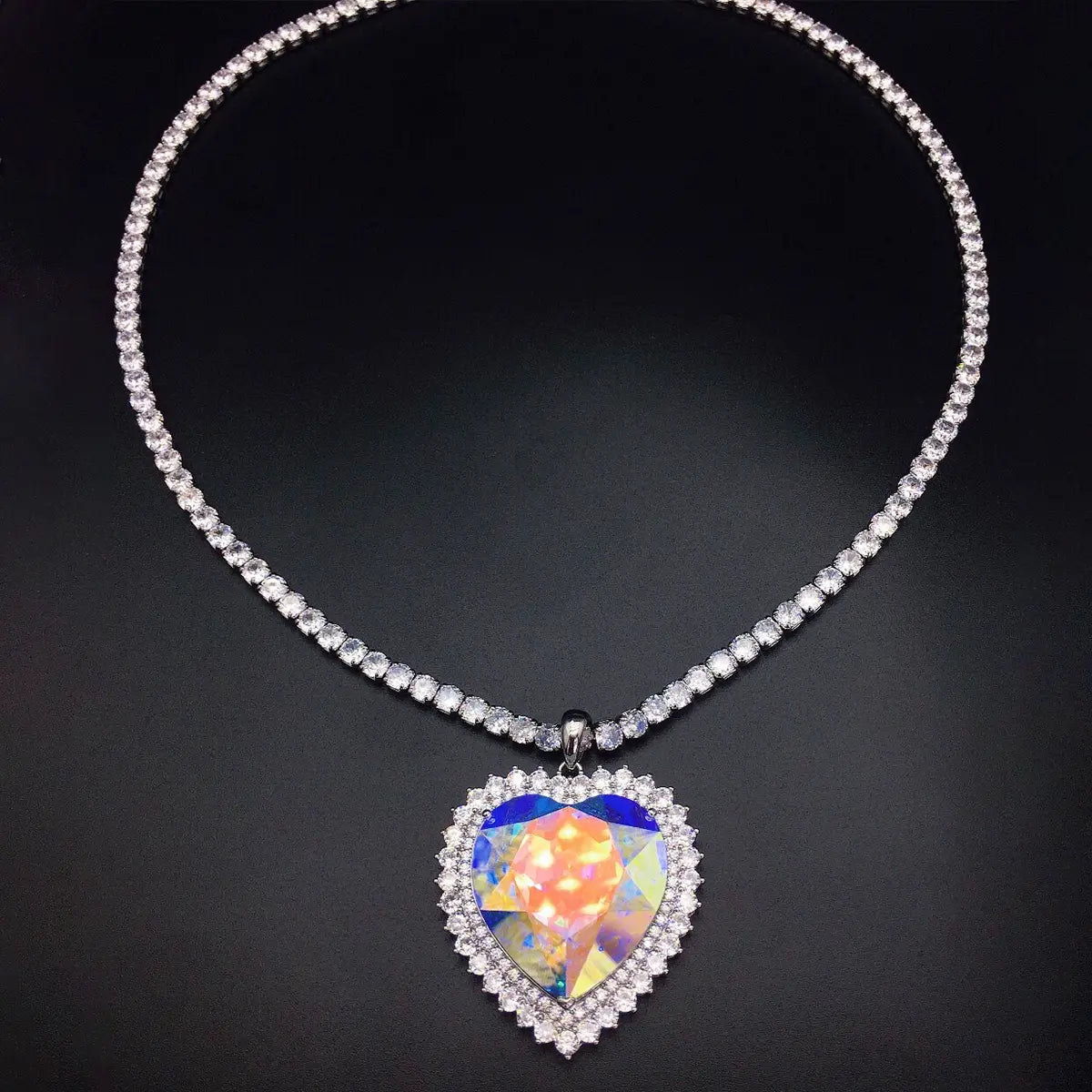 Collier avec Pendentif Cœur en Cristal Aurore Luxe – Bijou Élégant et Tendance