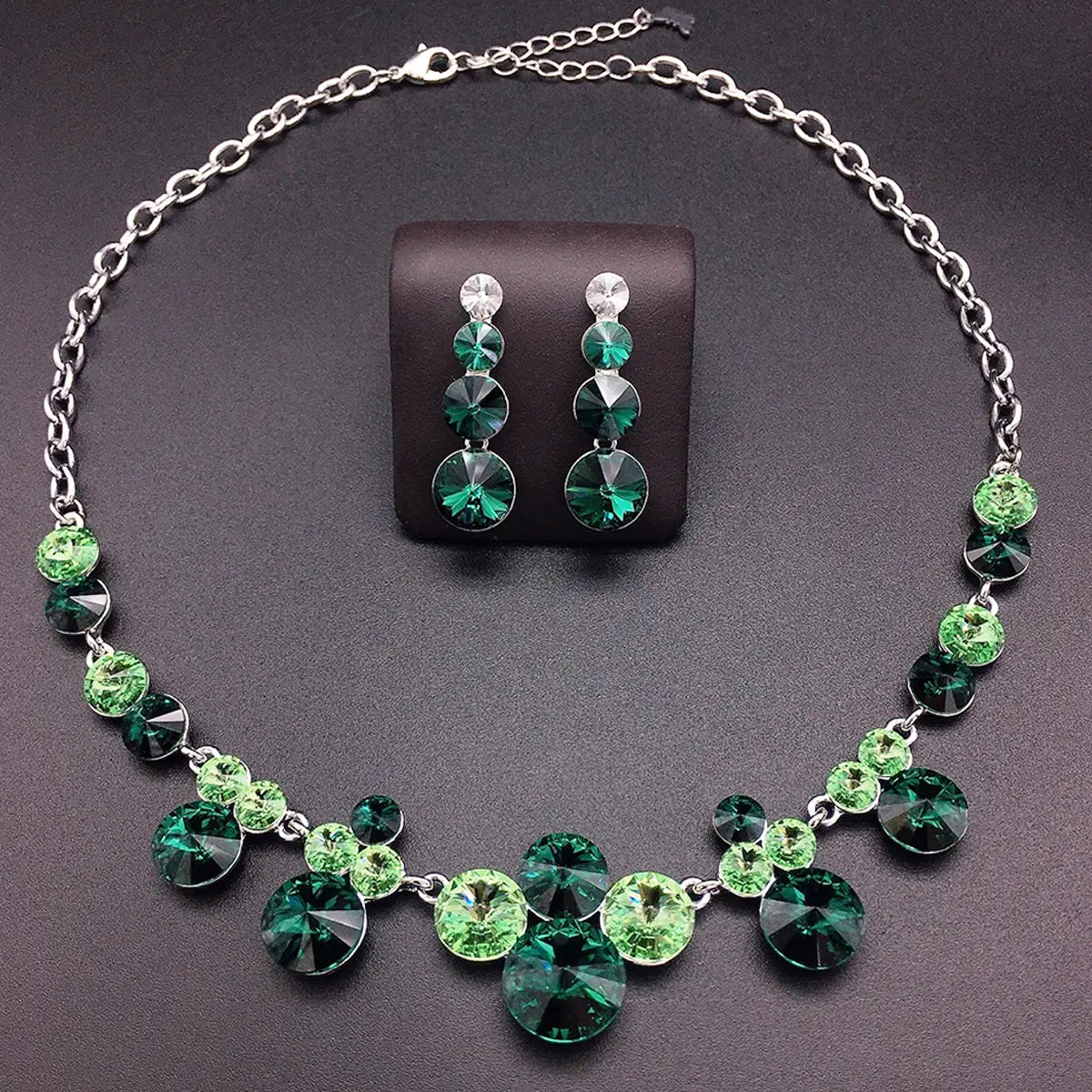 Ensemble de bijoux collier et boucles d'oreilles ronds en cristal bleu de luxe