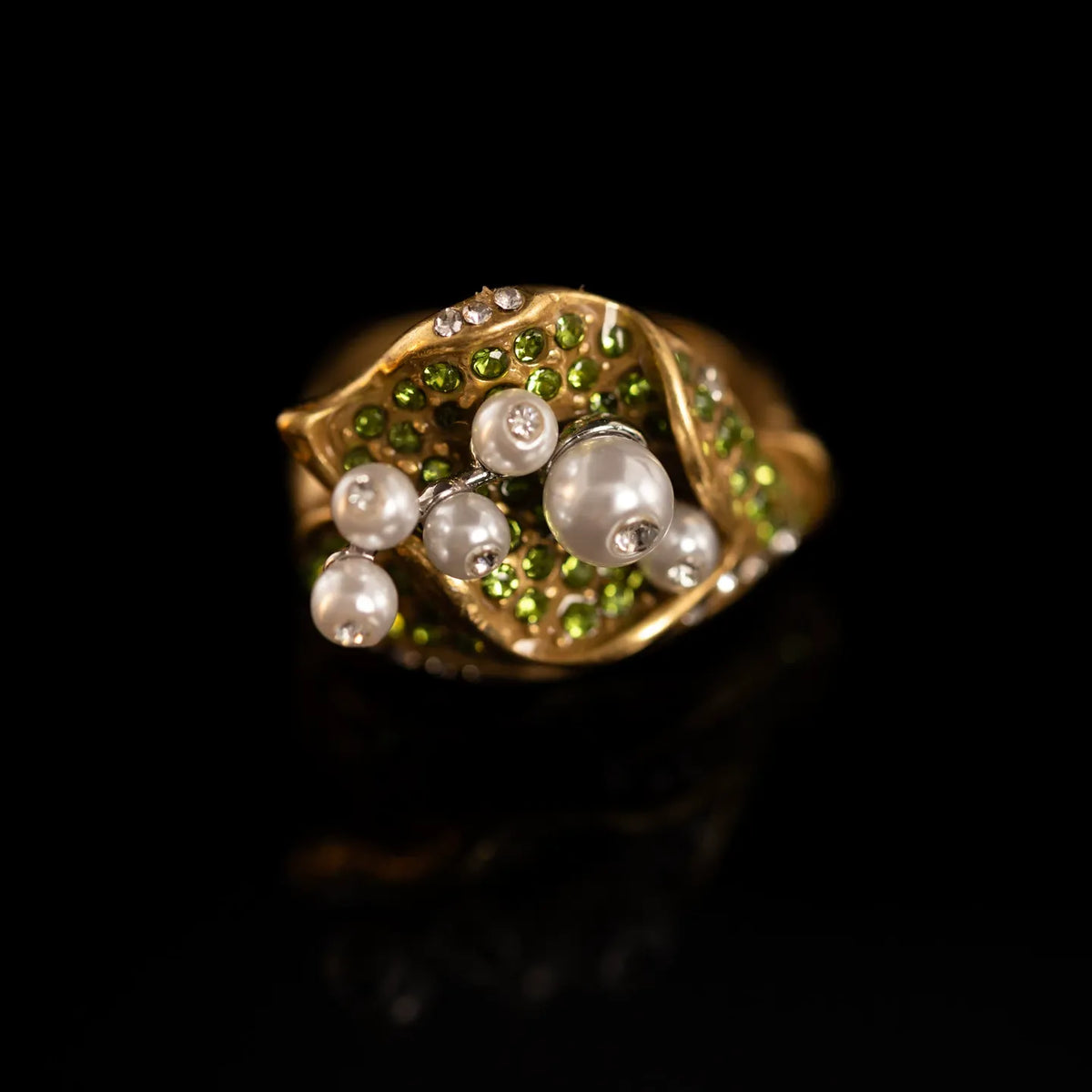 Bague médiévale en or ornée de diamants verts et de feuilles d'or