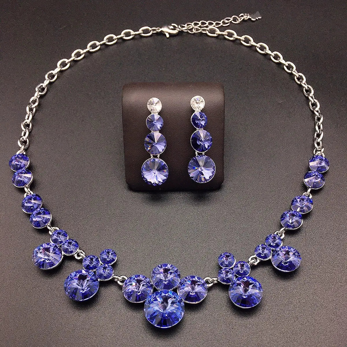 Ensemble de bijoux collier et boucles d'oreilles ronds en cristal bleu de luxe