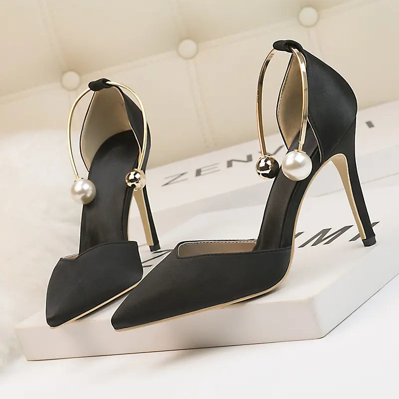 Sandales à talons hauts avec mot en métal creux en satin tendance