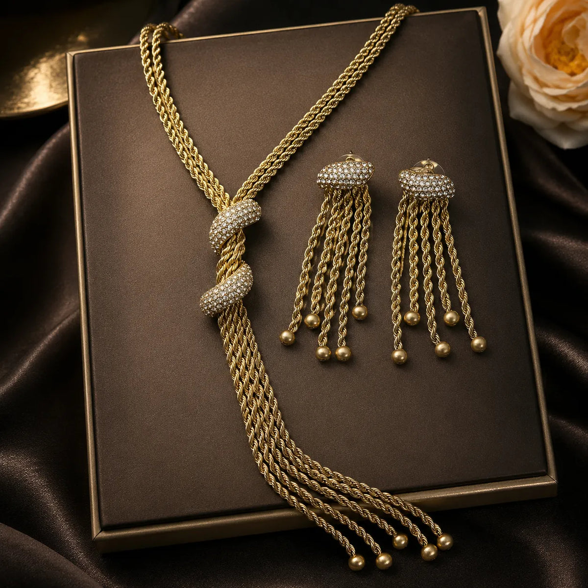 Parure de collier et boucles d'oreilles de soirée dorés à pompons de luxe