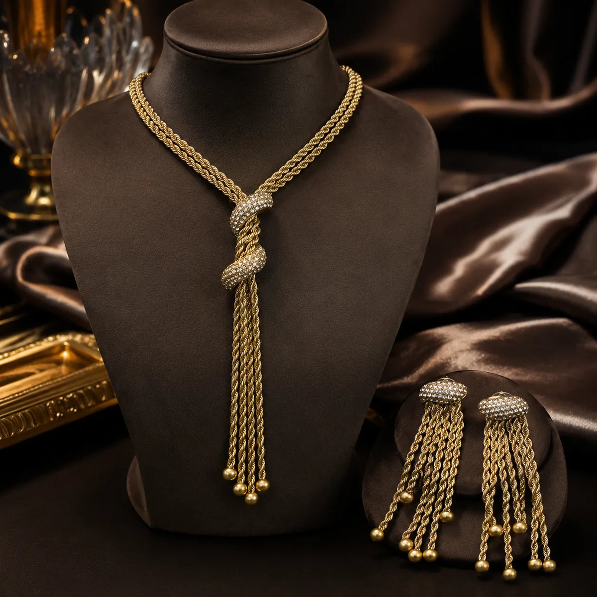 Parure de collier et boucles d'oreilles de soirée dorés à pompons de luxe