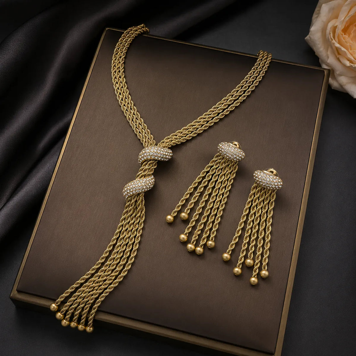 Parure de collier et boucles d'oreilles de soirée dorés à pompons de luxe