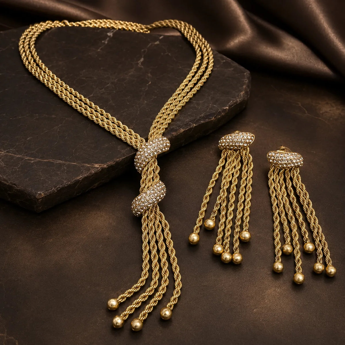 Parure de collier et boucles d'oreilles de soirée dorés à pompons de luxe