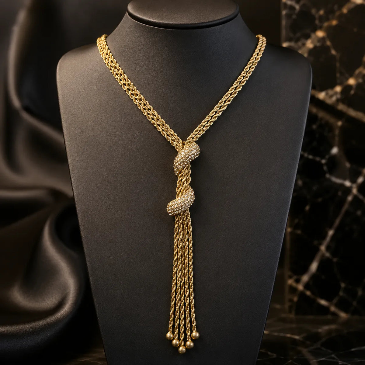 Parure de collier et boucles d'oreilles de soirée dorés à pompons de luxe
