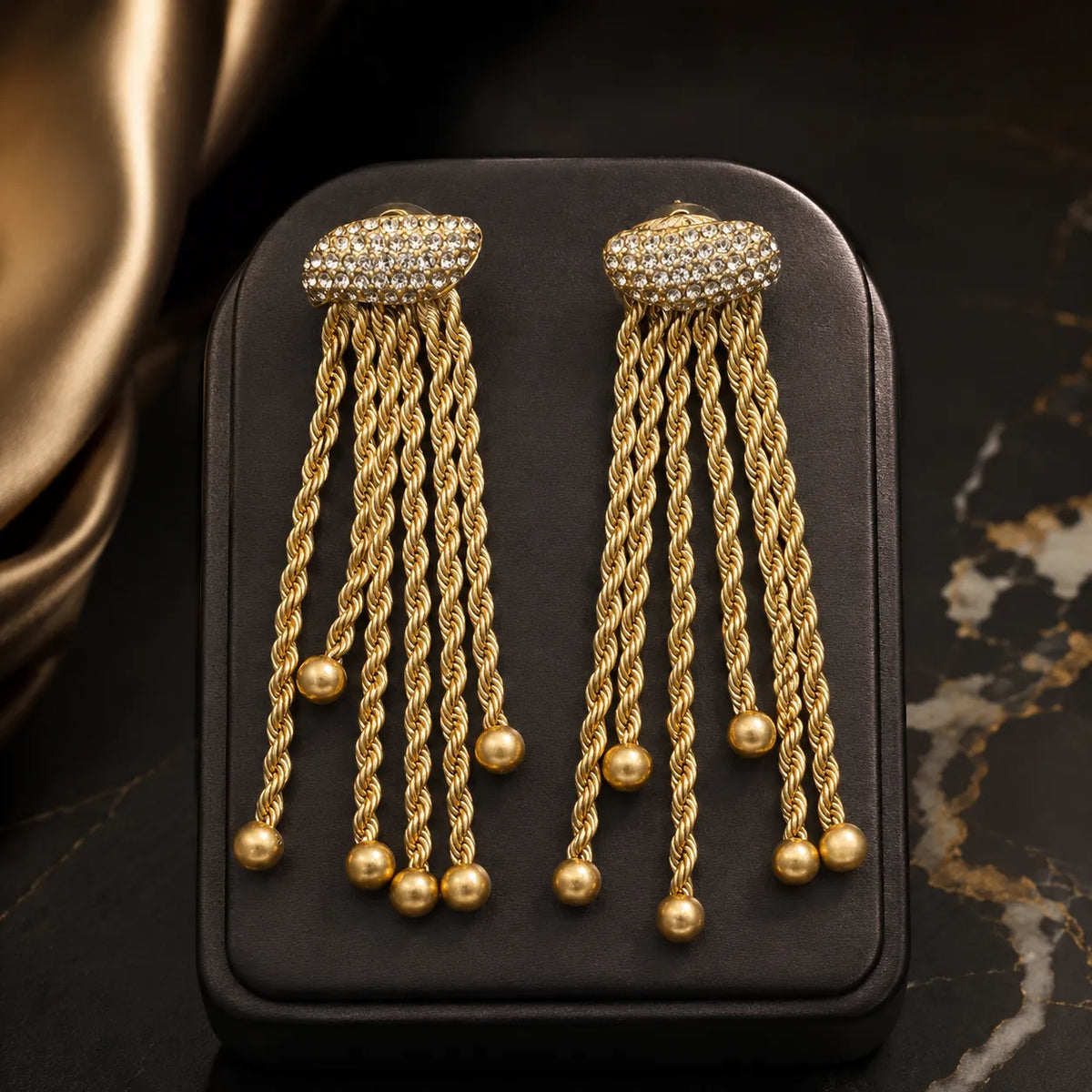 Parure de collier et boucles d'oreilles de soirée dorés à pompons de luxe