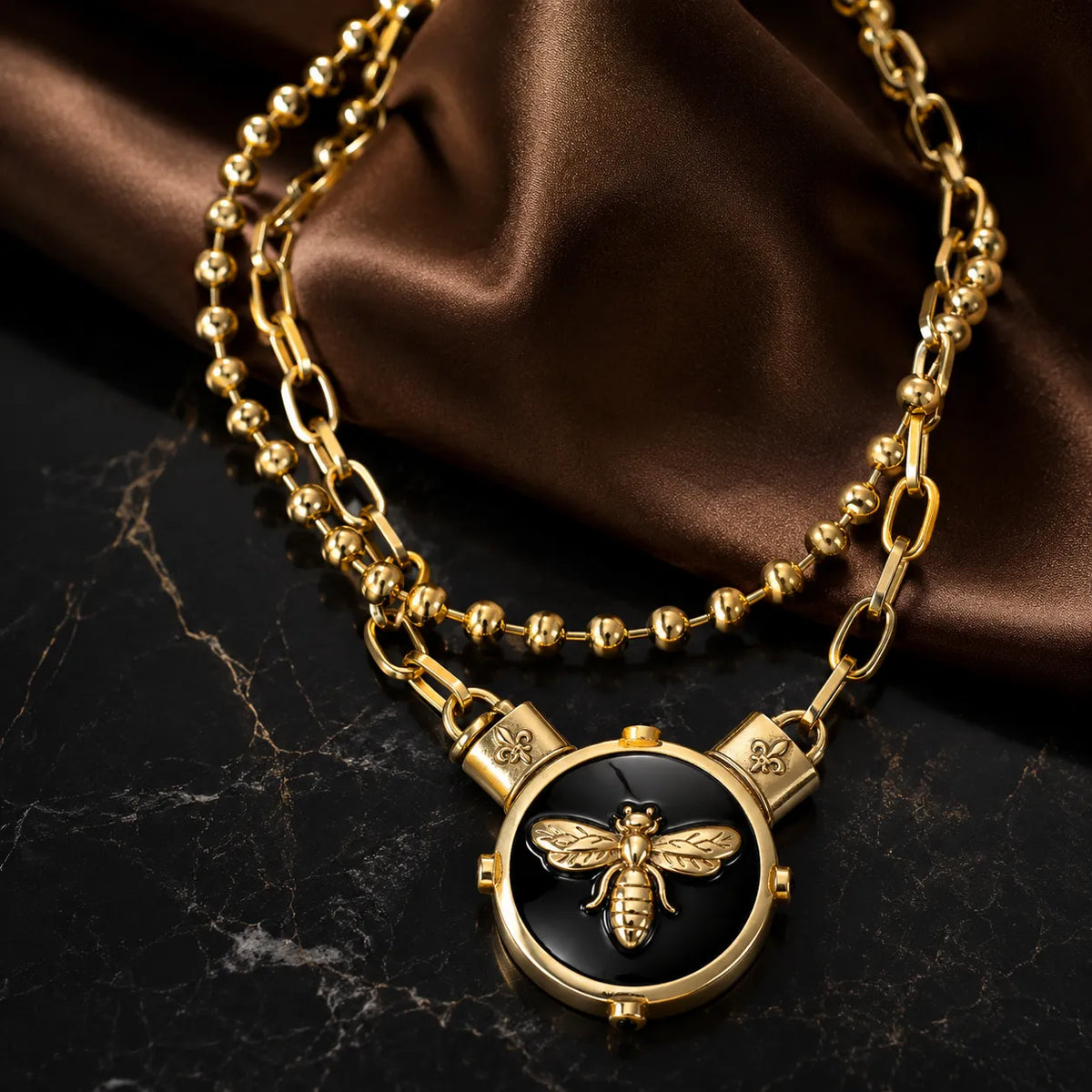 Collier Pendentif Abeille Vintage Luxe pour Femme