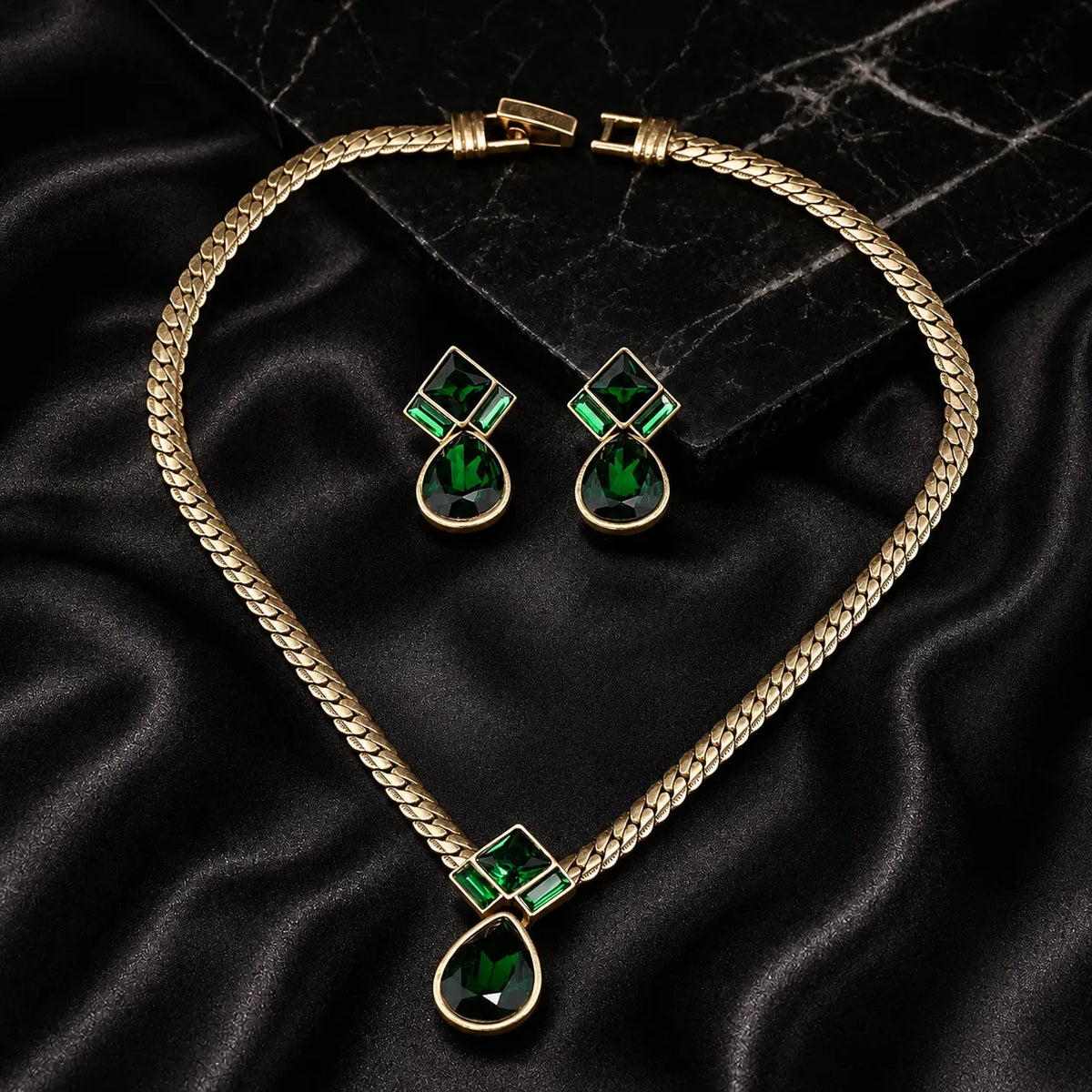 Parure Collier et Boucles d'Oreilles Goutte Émeraude de Luxe