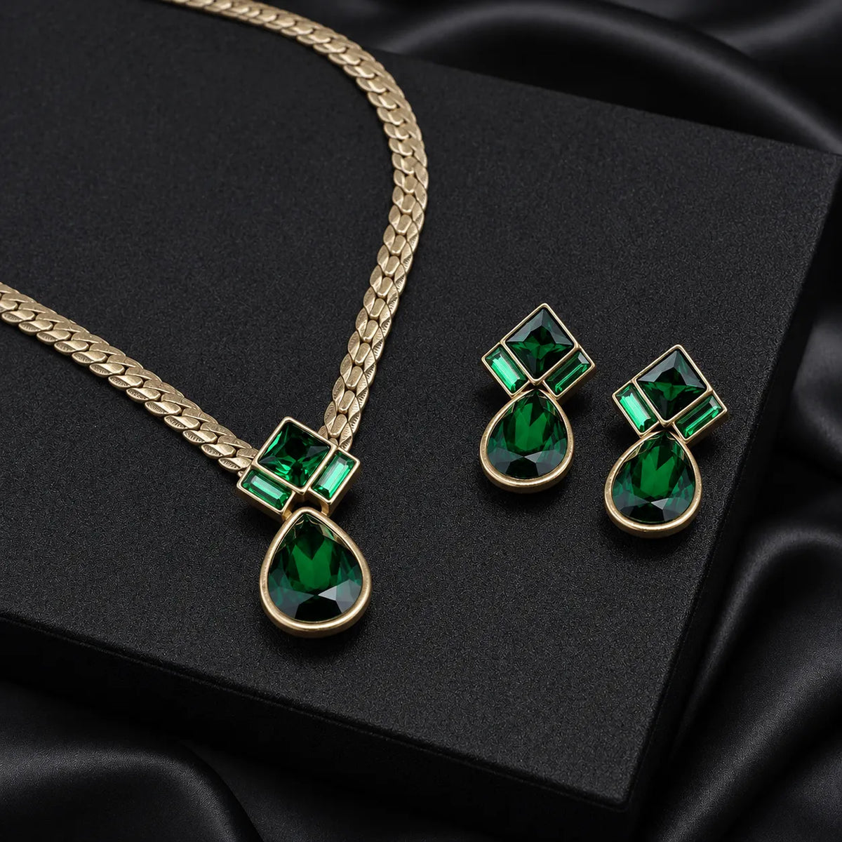 Parure Collier et Boucles d'Oreilles Goutte Émeraude de Luxe