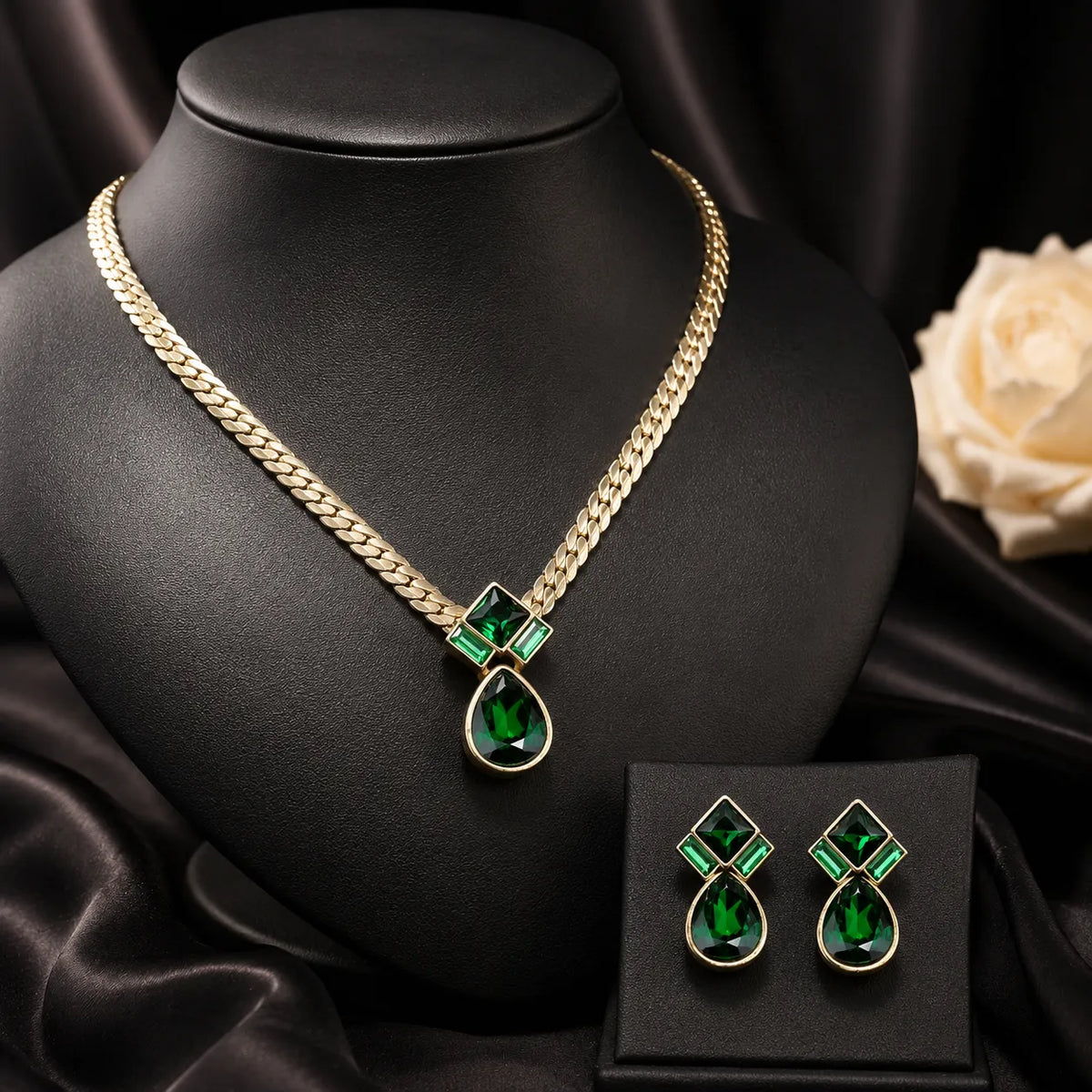Parure Collier et Boucles d'Oreilles Goutte Émeraude de Luxe