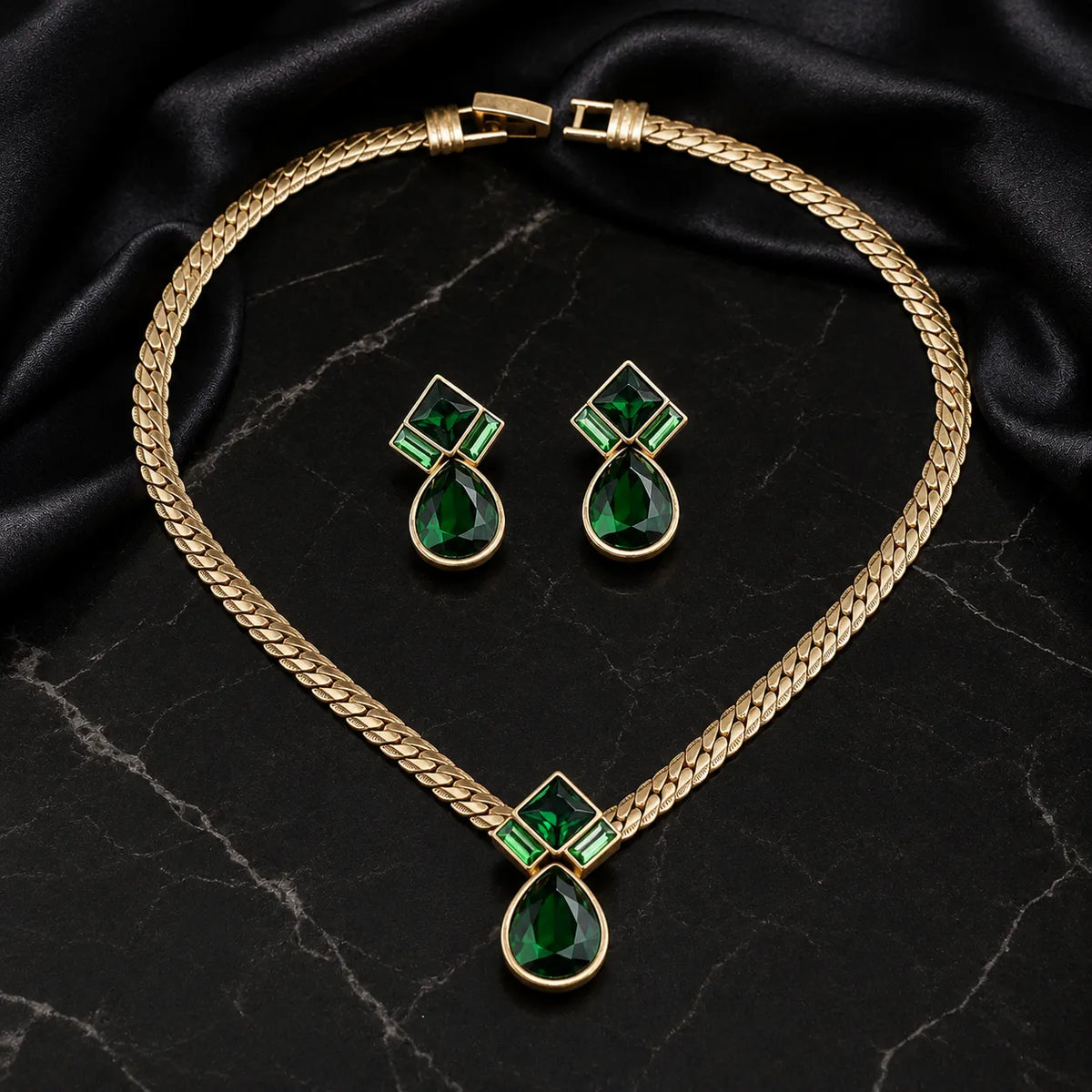Parure Collier et Boucles d'Oreilles Goutte Émeraude de Luxe