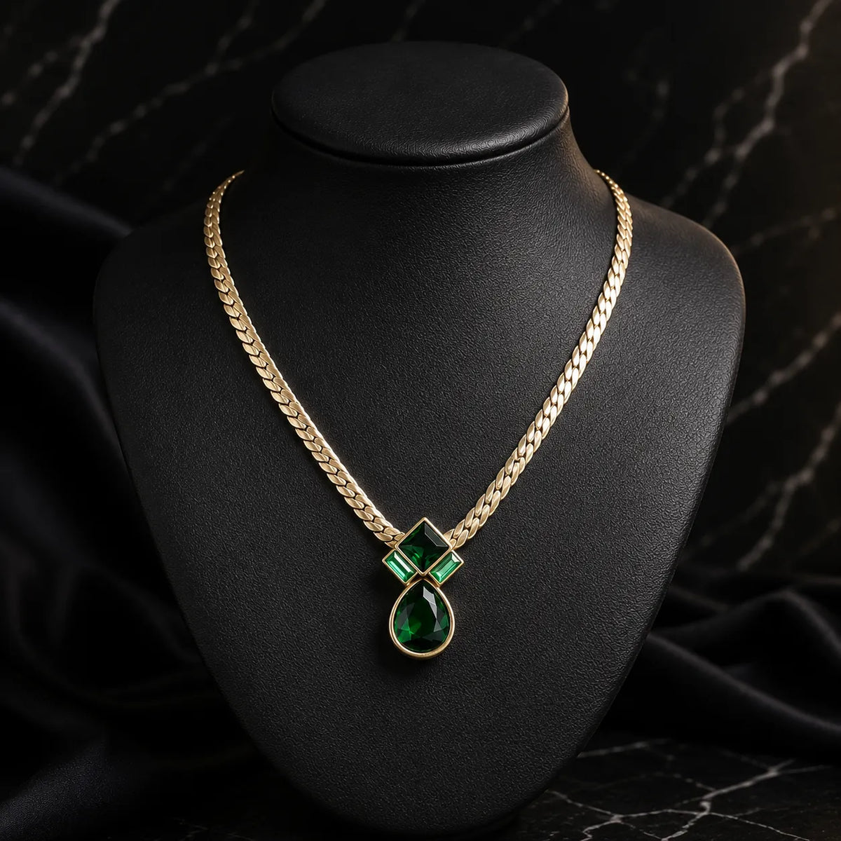 Parure Collier et Boucles d'Oreilles Goutte Émeraude de Luxe