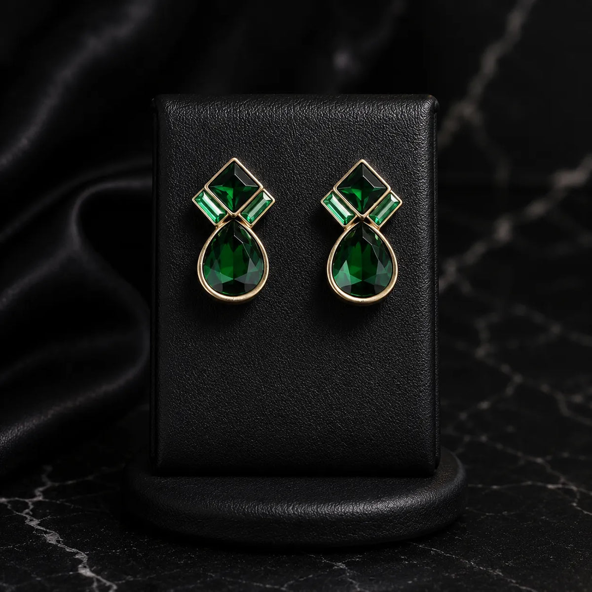 Parure Collier et Boucles d'Oreilles Goutte Émeraude de Luxe